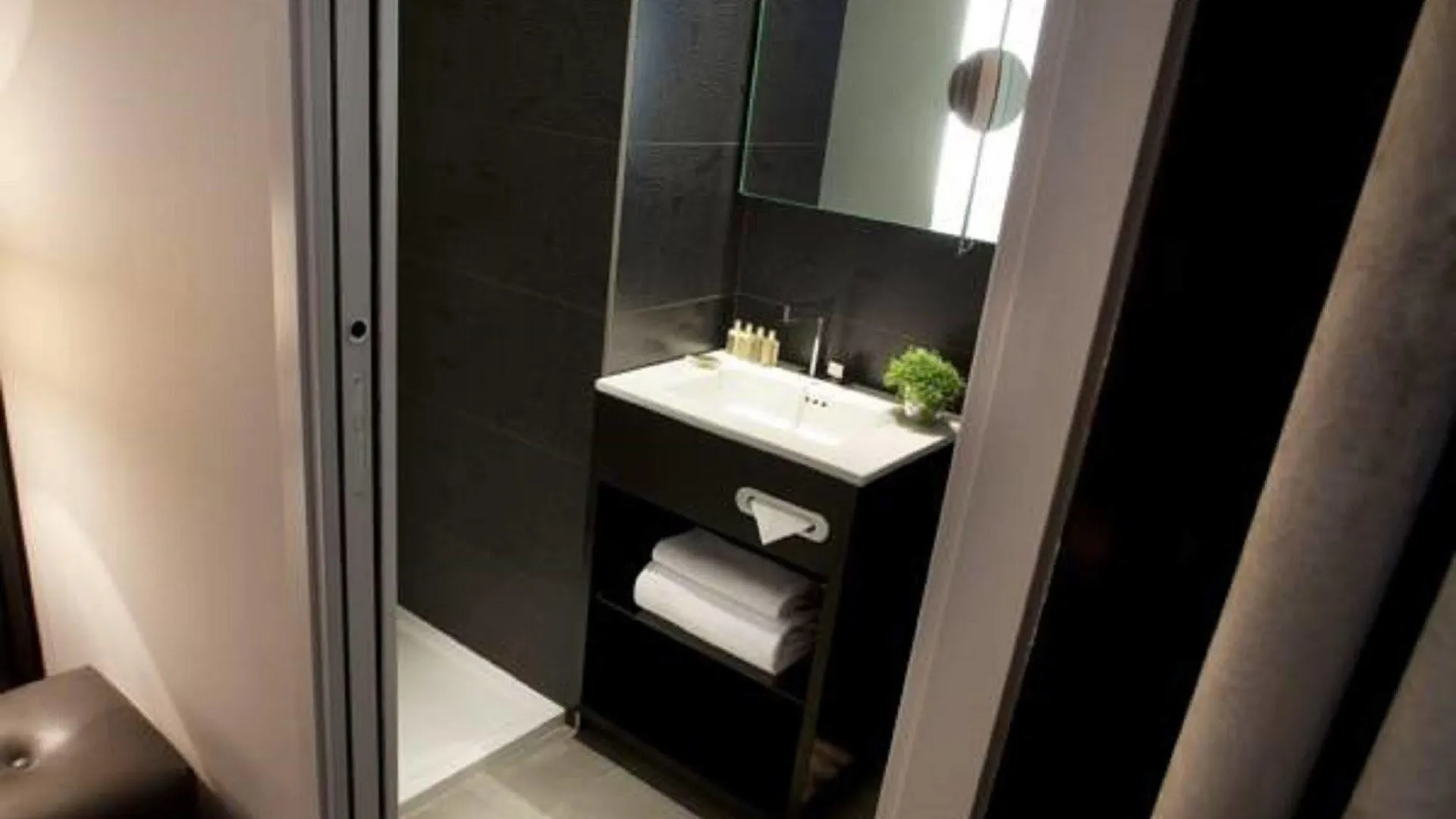 ***  Hotel Caron Le Marais Paris France